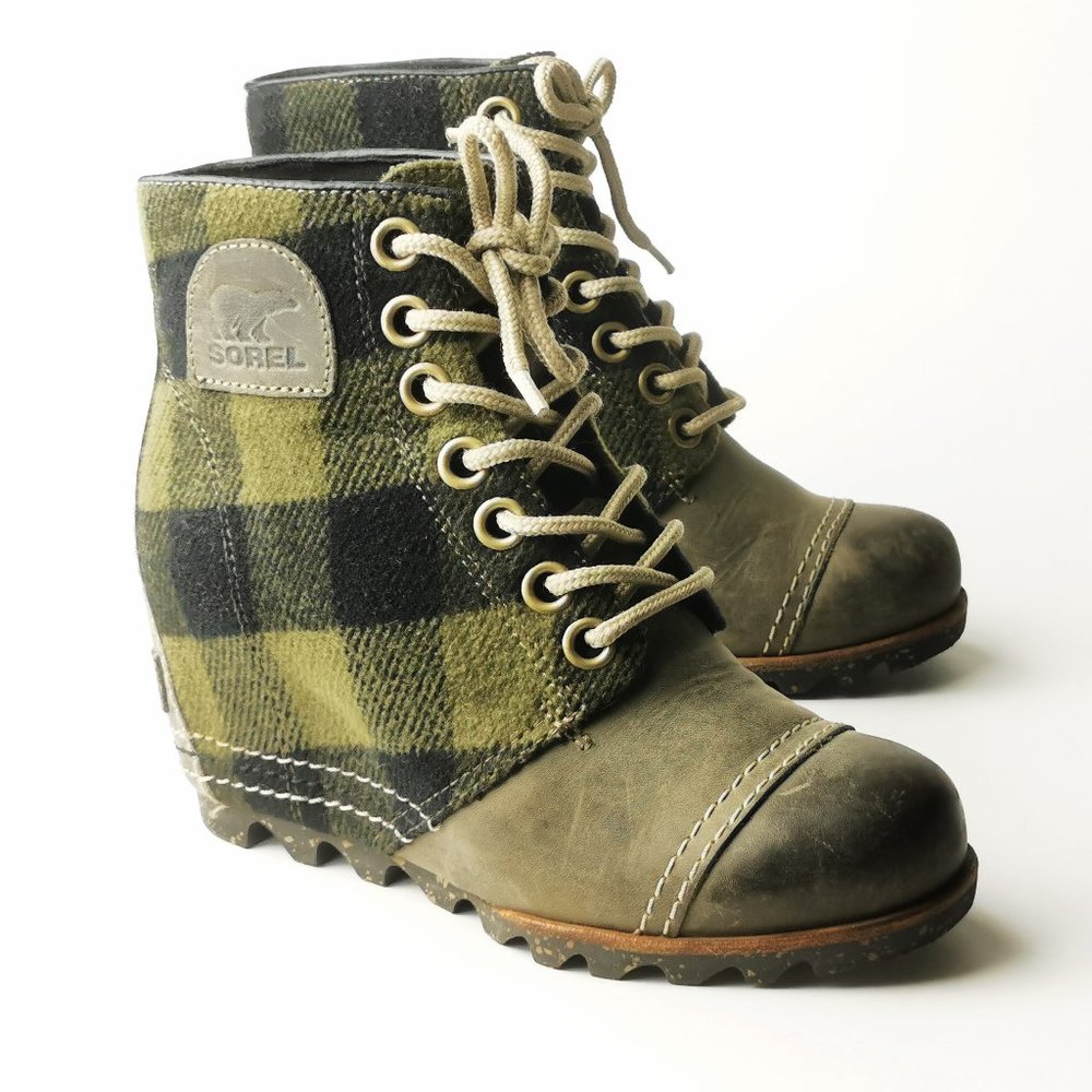 Sorel Waterproof Winter Wedge Plaid size 5